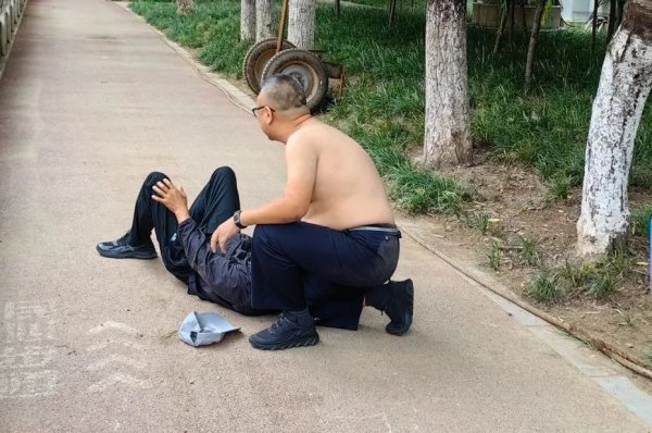 上海配资网 公安局副局长“赤膊上阵”，成功拦截6万元现金！