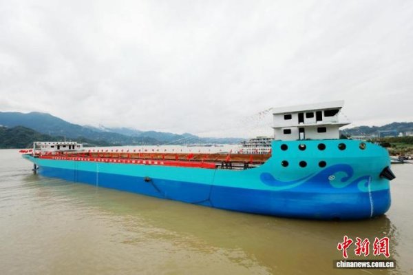 泸深配 全球最大万吨级纯电动运输船在湖北下水